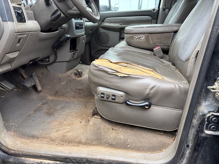 2004-dodge-3500-image-26