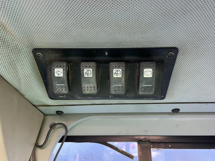 2004-caterpillar-d3g-xl-image-25