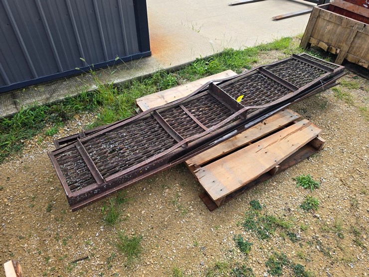 #9686-•-8'x16"-metal-ramps-image-4