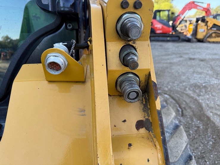 2020-caterpillar-242d3-image-11