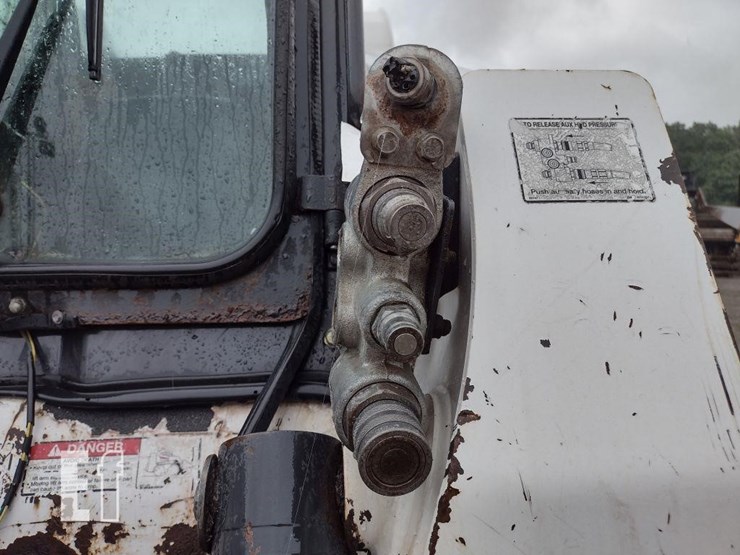 2009-bobcat-s300-image-21