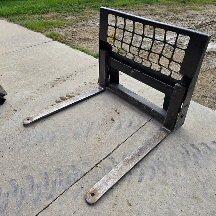 #9673 • Bobcat 42" Pallet Forks