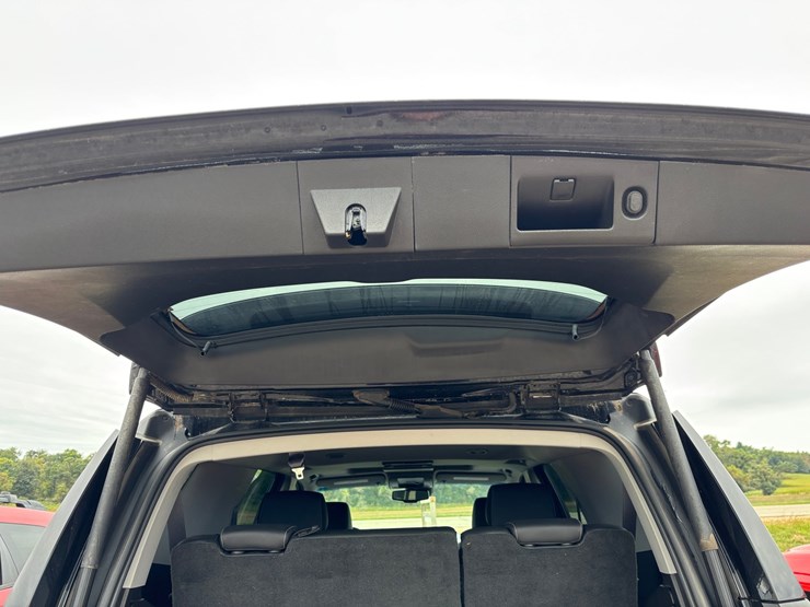 2015-chevrolet-tahoe-ltz-image-23