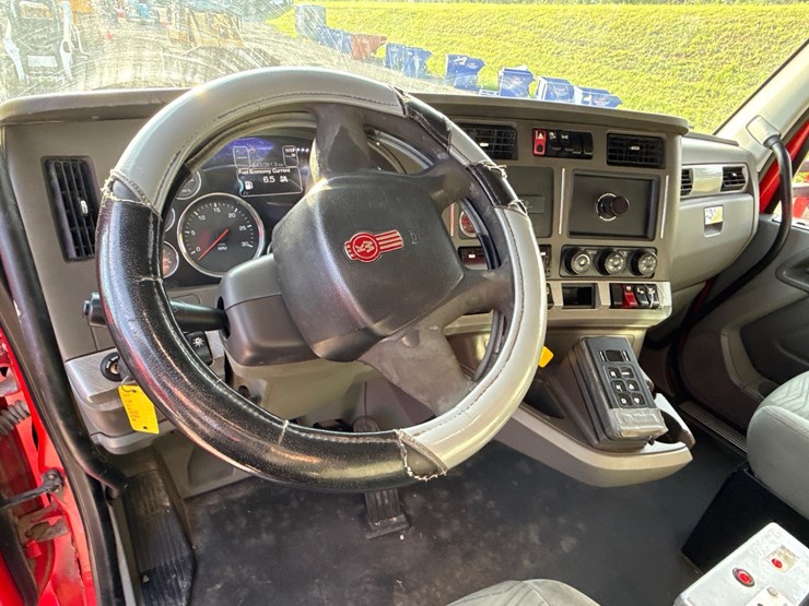 2015-kenworth-t880-image-16