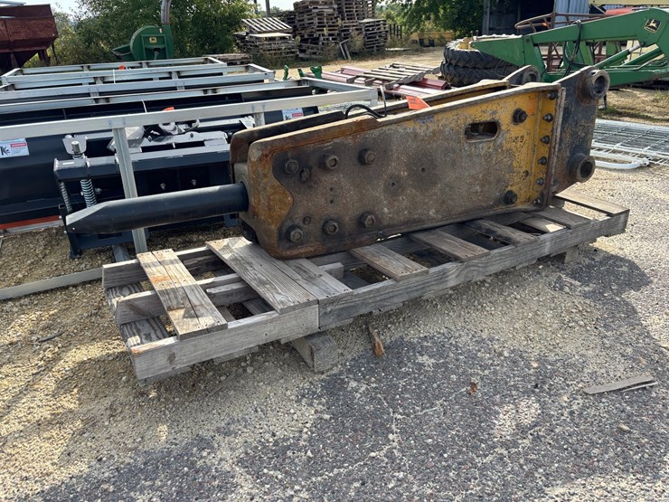 #1337-•-tb830-hydraulic-breaker-image-2