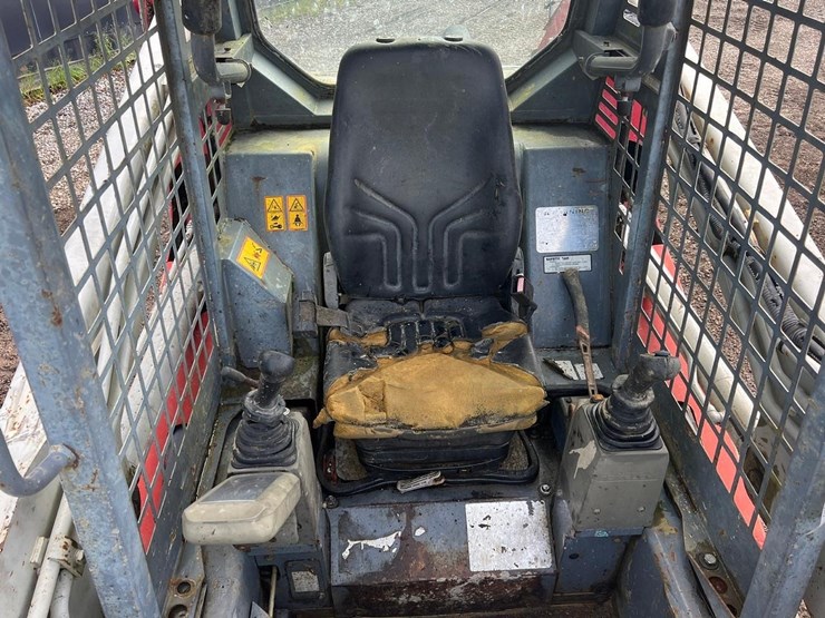 2011-takeuchi-tl230-image-16