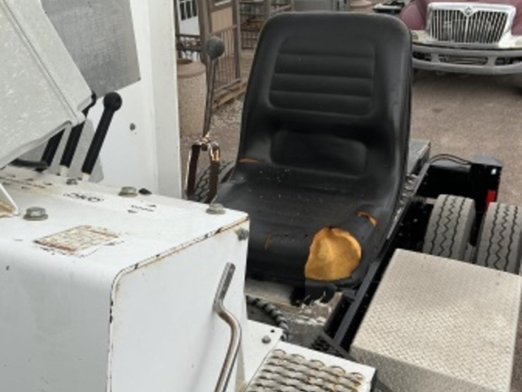 2007-sterling-lt9500-image-14