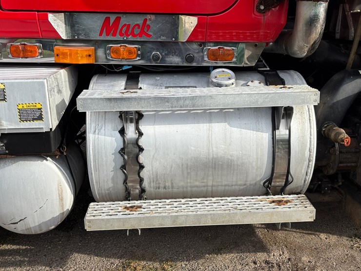 #1203-•-2004-mack-cv713-vacuum-pump-truck-(has-wi-title)-image-31