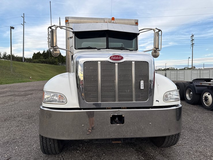 2007-peterbilt-340-image-2