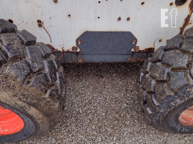 2009-bobcat-s300-image-16