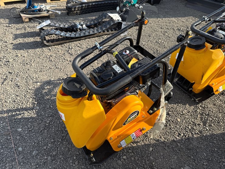 #1047-•-c90t-plate-compactor-image-1