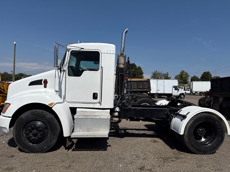2010-kenworth-t370-image-9