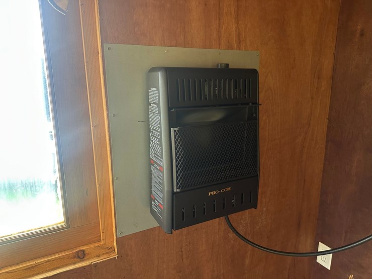 #1340-•-8-hole-ice-shack-(located-in-osseo,-wi)-image-10