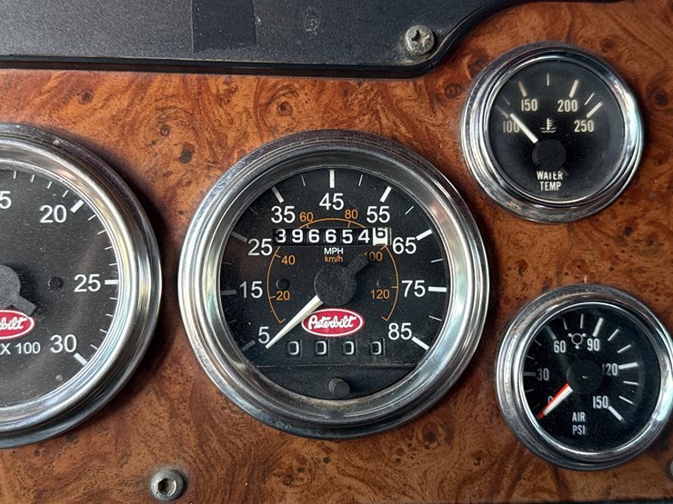 2001-peterbilt-379-image-17