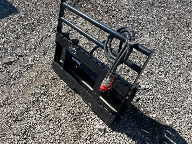 giyi-mini-skid-steer-side-shift-forks-backing-plate-image-1