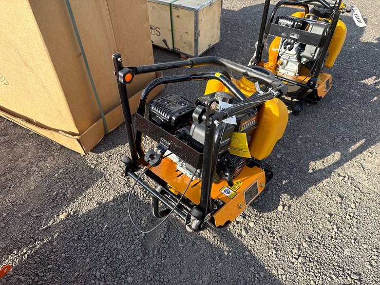#1048-•-c90t-plate-compactor-image-4