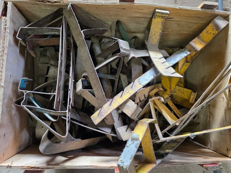 #9759-•-bin-of-roofer-toe-hold-bracket-image-4