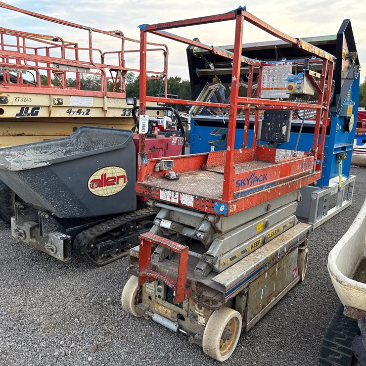 #2072 • 2004 SKY JACK ELECTRIC SCISSOR LIFT