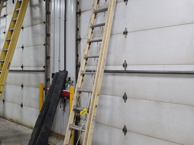 #9739-•-louisville-24'-extension-ladder-image-1