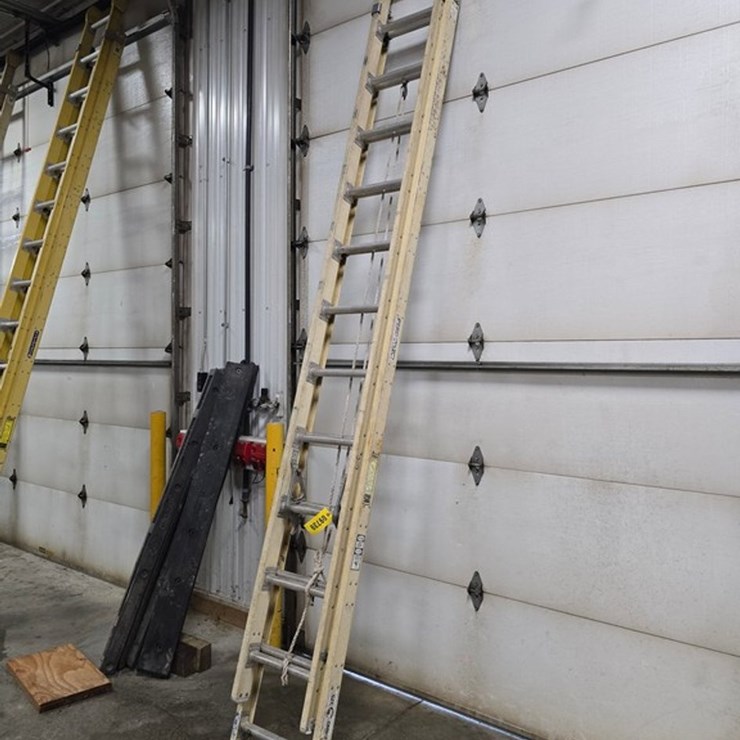 #9739 • Louisville 24' Extension Ladder