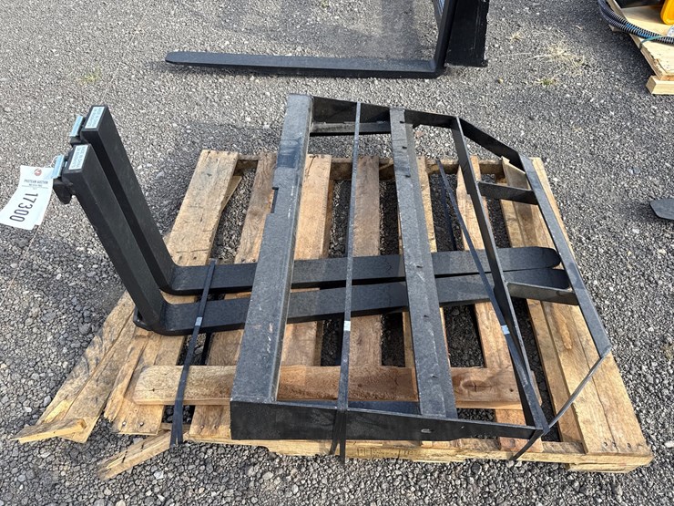 #1091-•-42"-skid-steer-pallet-forks-image-1