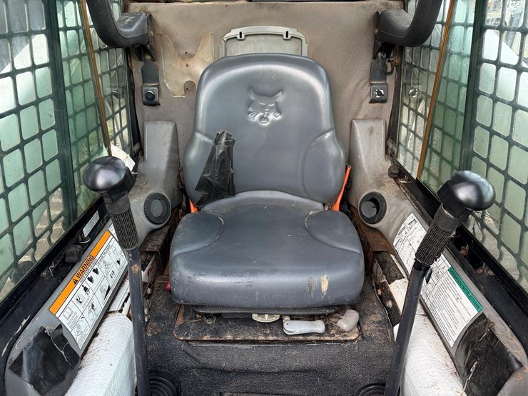 2006-bobcat-t300-image-19