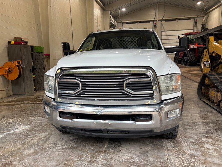 2015-dodge-ram-3500-image-2