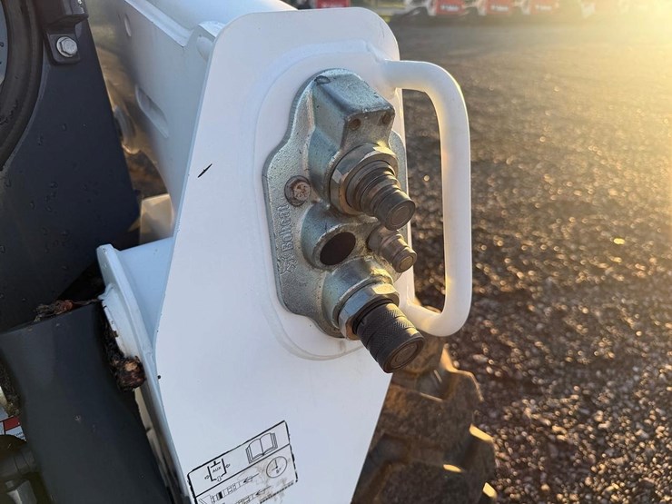 2017-bobcat-s550-image-10