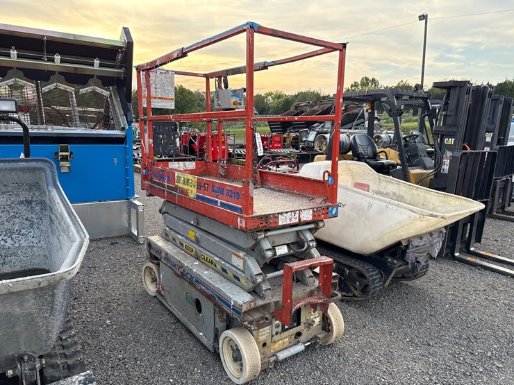 #2072-•-2004-sky-jack-electric-scissor-lift-image-2