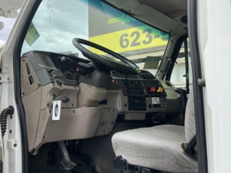 2007-sterling-lt9500-image-30