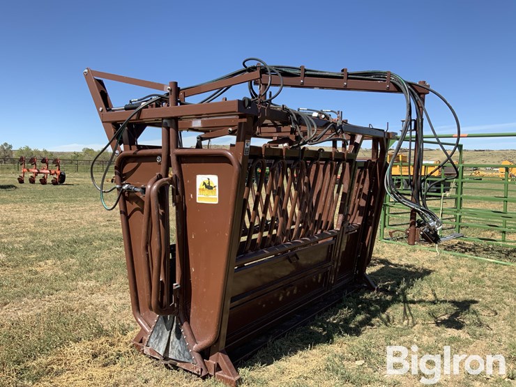 hi-qual-hydraulic-squeeze-chute-image-1