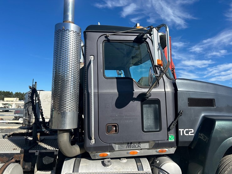2004-mack-ch613-image-15