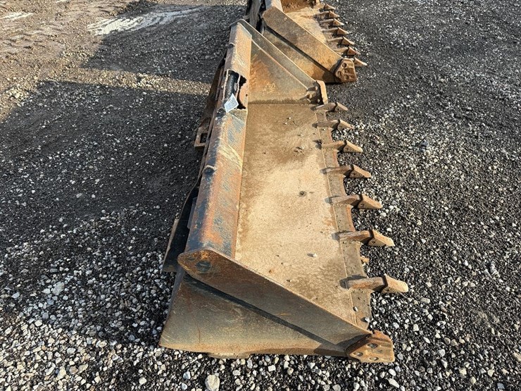 76”-skid-steer-tooth-bucket-image-4