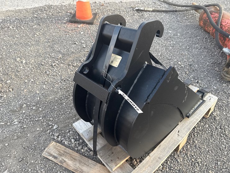 #2000-•-18"-bobcat-x-change-excavator-bucket-image-3