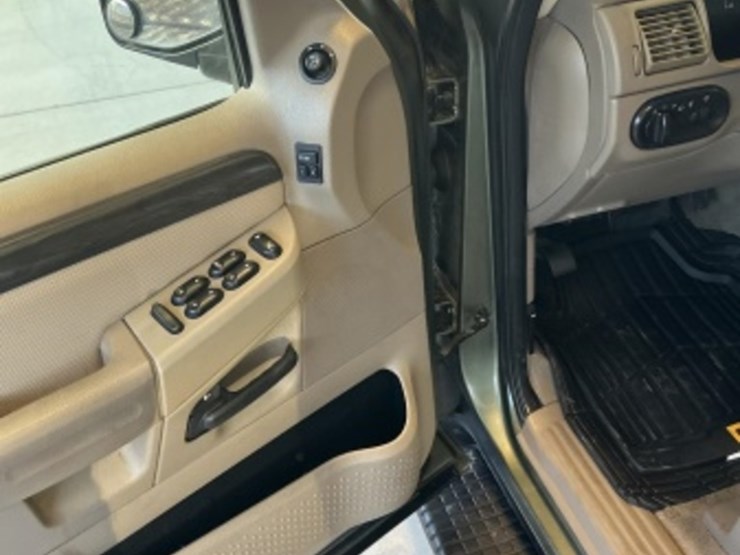 2002-ford-explorer-image-23
