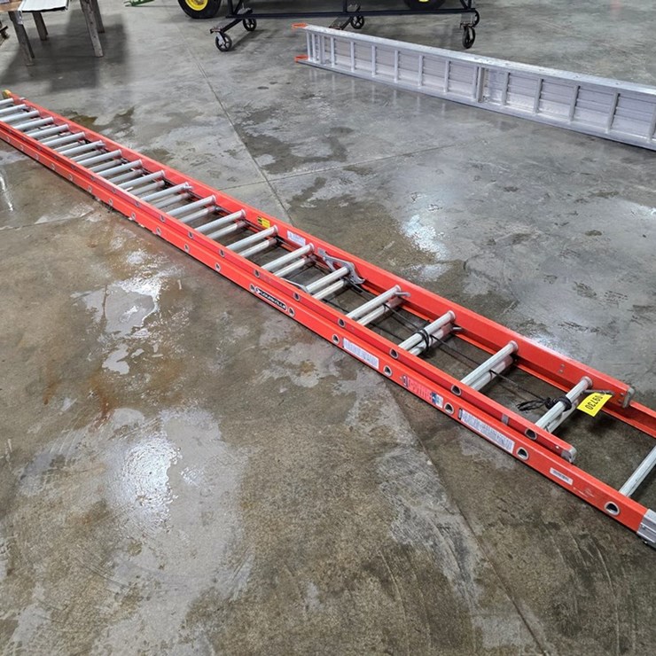 #9730 • Louisville 40' Extension Ladder