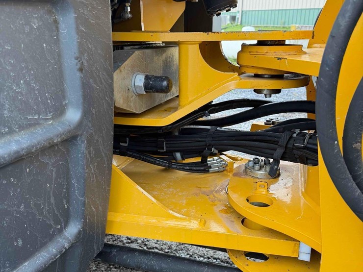 2021-deere-344l-image-13