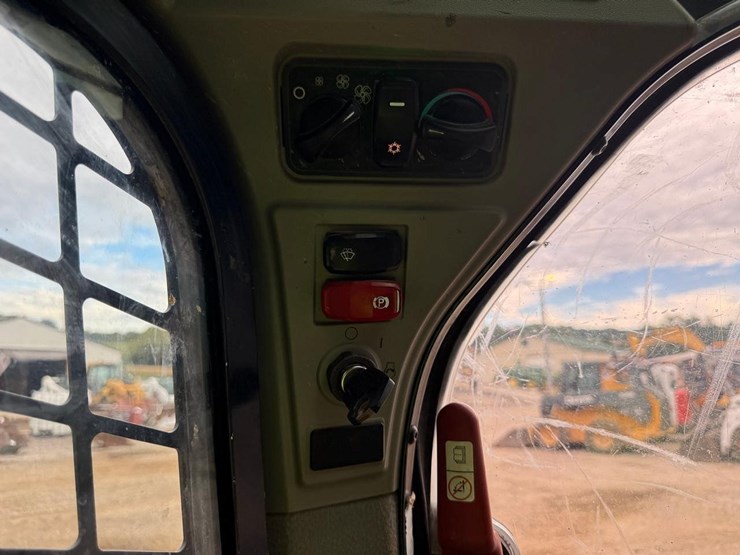 2021-caterpillar-299d3-image-27
