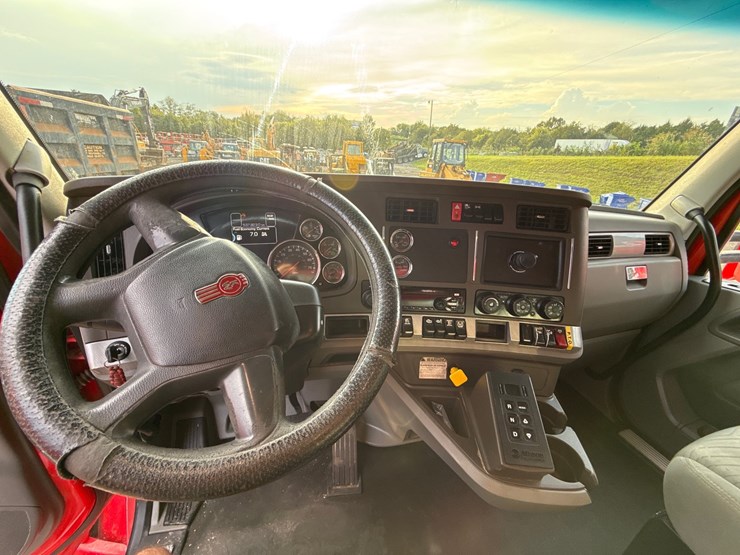 2017-kenworth-t880-image-18