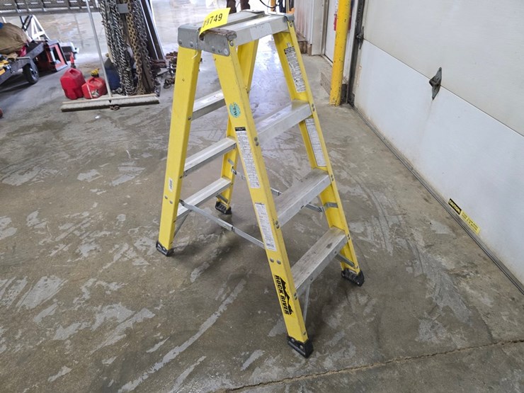 #9749-•-louisville-4'-double-sided-step-ladder-image-3