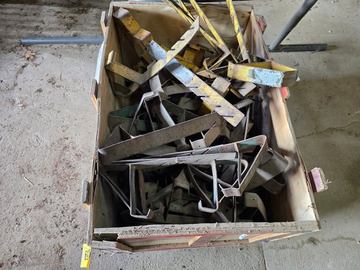 #9759-•-bin-of-roofer-toe-hold-bracket-image-5