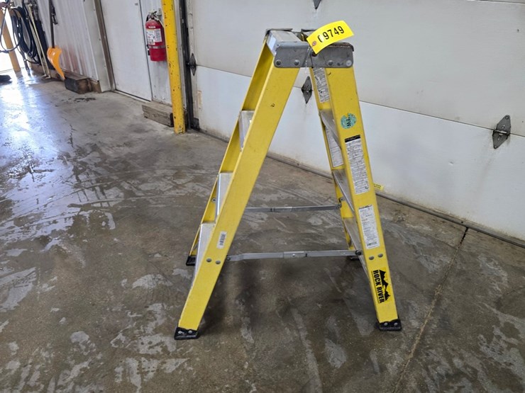 #9749-•-louisville-4'-double-sided-step-ladder-image-2