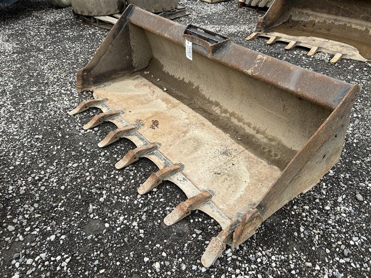74”-skid-steer-tooth-bucket-image-1
