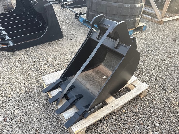 #2054-•-18”-bobcat-x-change-excavator-bucket-image-1