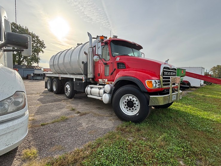 #1203-•-2004-mack-cv713-vacuum-pump-truck-(has-wi-title)-image-5