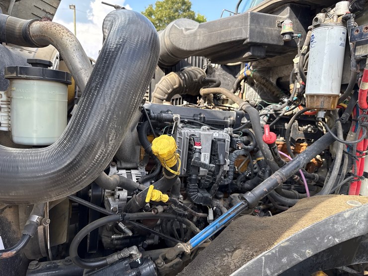 2017-caterpillar-ct660-image-19