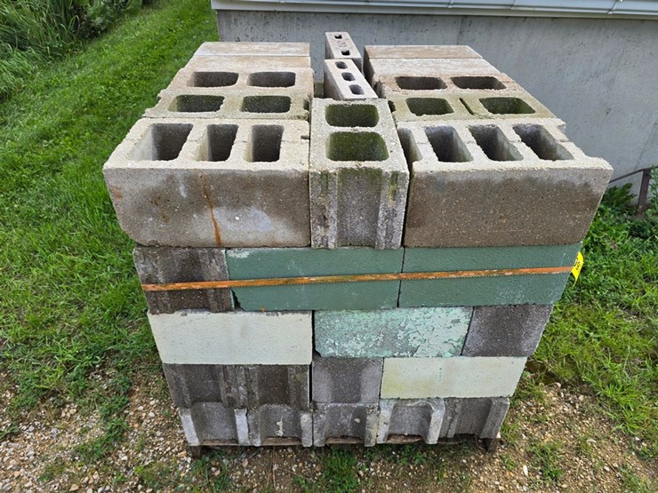 #9754-•-pallet-of-cinder-blocks-image-2