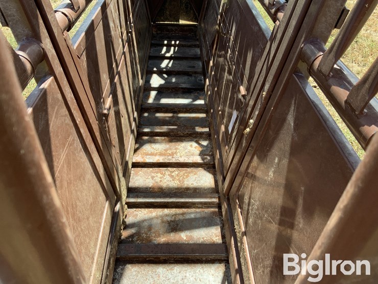 hi-qual-hydraulic-squeeze-chute-image-18