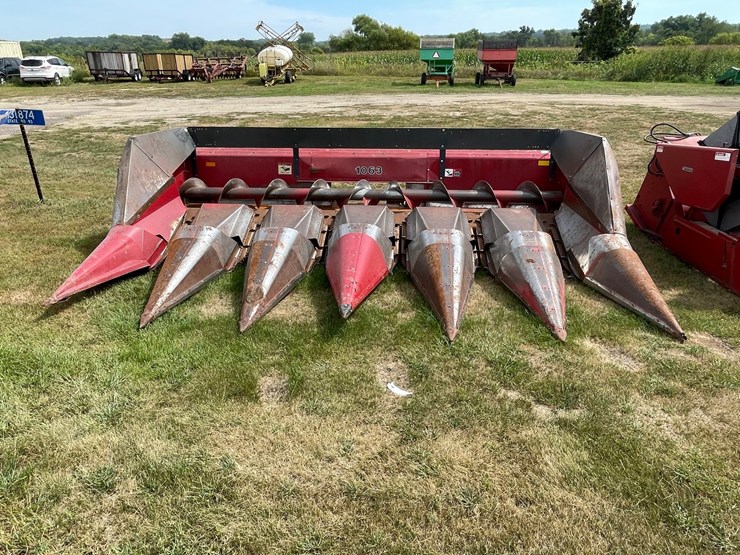 #1325-•-case-1063-(6)-row-corn-head-image-2
