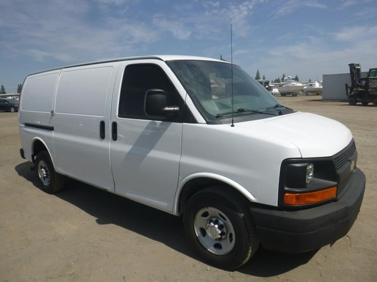 2015-chevrolet-express-2500-image-2